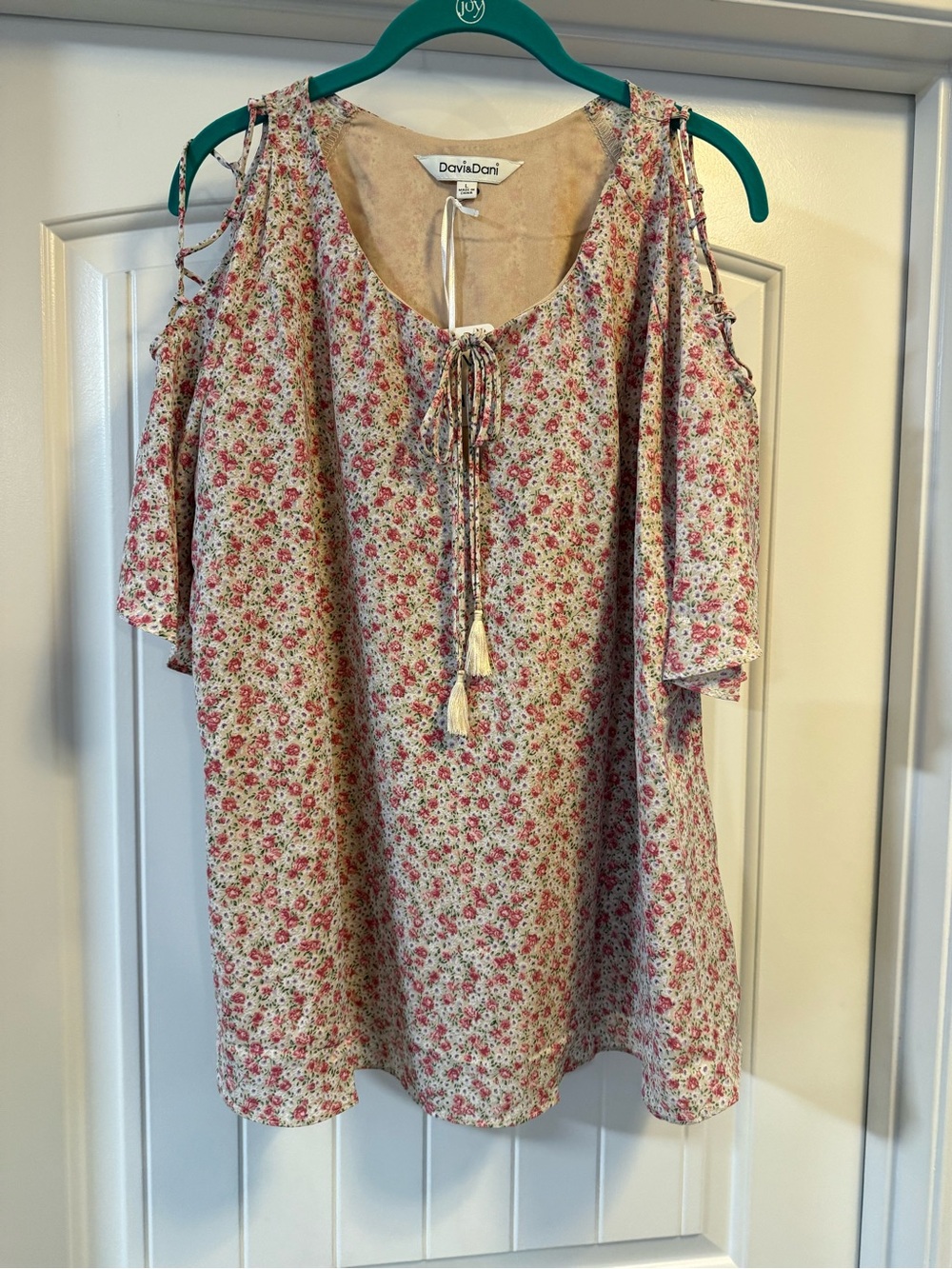 DAVI & DANI Cream Blush Floral Cold-Shoulder Tie-Front Blouse